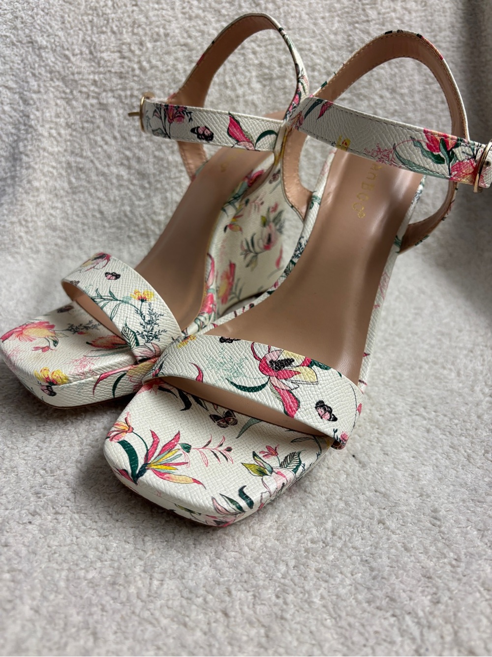 Women’s Floral and Butterfly Ankle-Strap Wedge Sandals in White Size 6.5